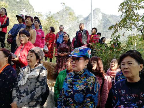 广西巴马候鸟人王晓琳老师坡月合唱团